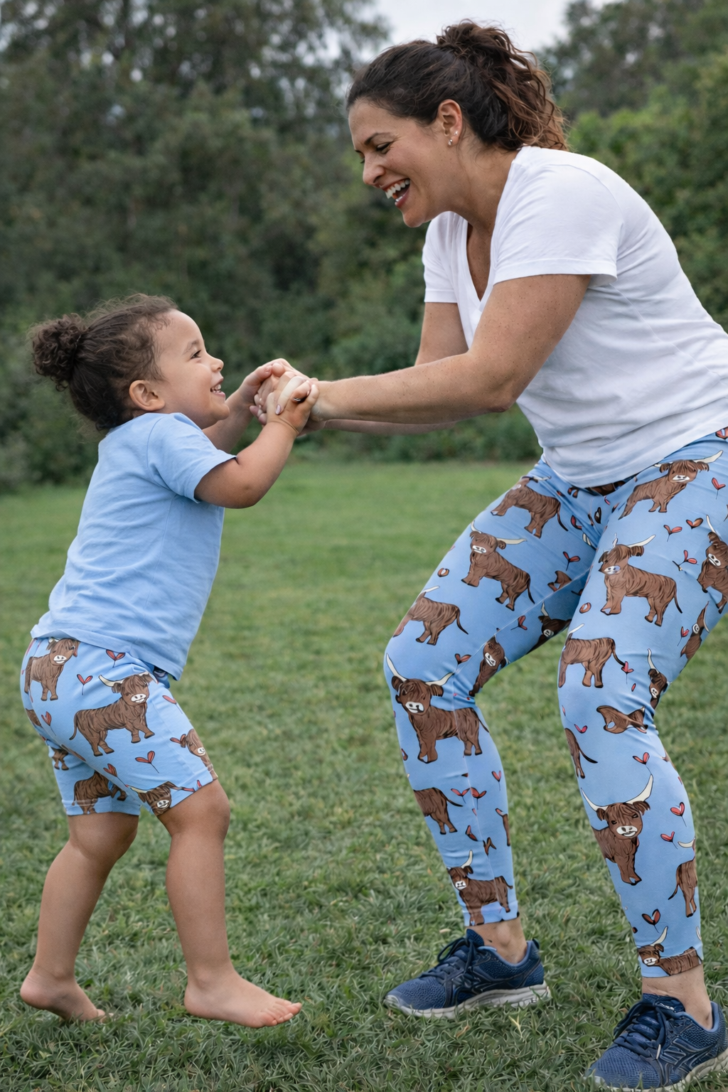 Last Chance - Highland Cow on Blue Women's Active Leggings - Size 6-8 Capri